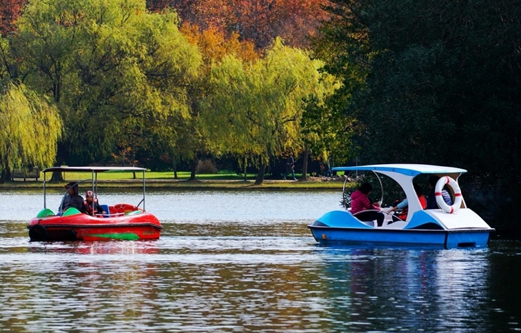 4人風(fēng)神自排水腳踏船